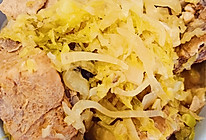 东北酸菜炖骨头的做法