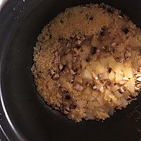 土豆蘑菇榨菜小米饭的做法图解3