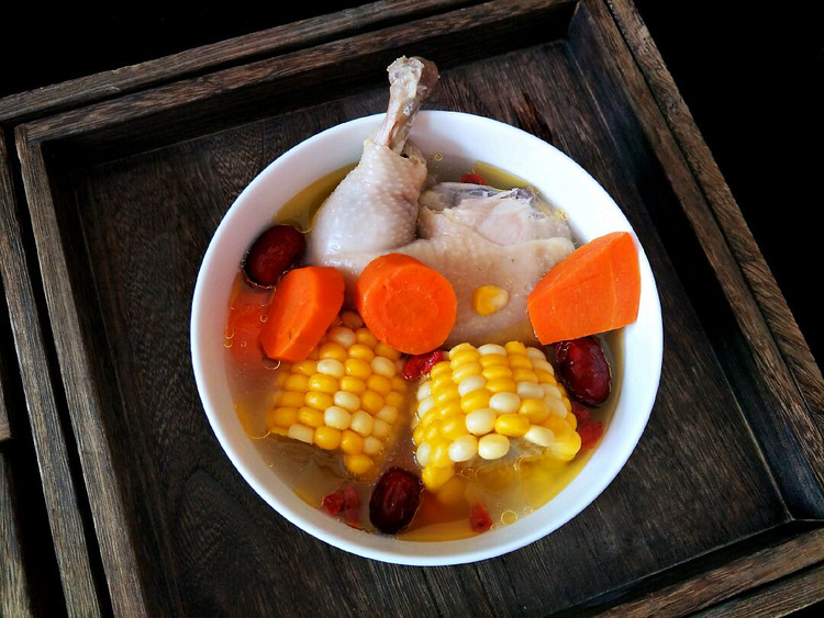 鲜甜营养的玉米胡萝卜鸡汤的做法