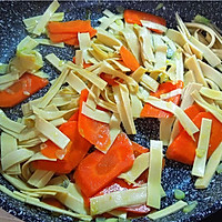 千张木耳炒青瓜：夏日瘦身清淡素菜的做法图解6