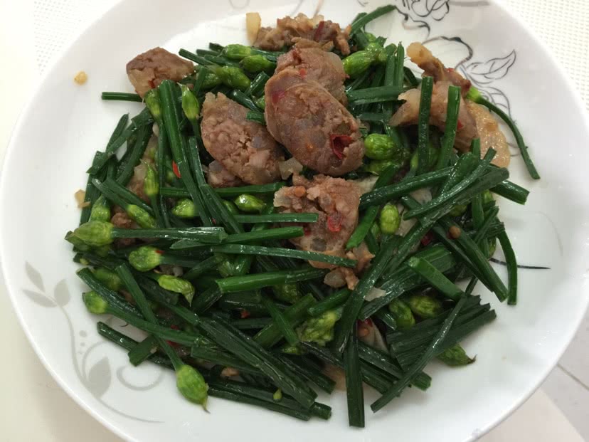 韭菜花炒辣味腊肉的做法图解4