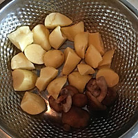鸡肉香菇炖土豆的做法图解3