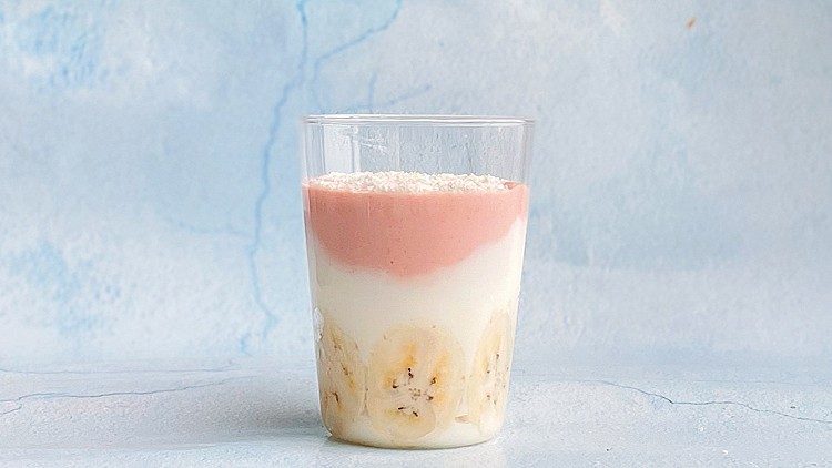 酸奶草莓的做法