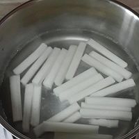 辣白菜炒手指年糕的做法图解1