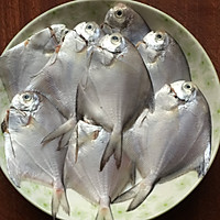 豆瓣酱水煮鲳鱼的做法图解2