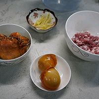 砂锅皮蛋瘦肉大闸蟹粥的做法图解1