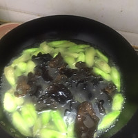丝瓜腐竹木耳汤的做法图解8