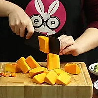 金瓜鲜虾豆腐盅【微体兔菜谱】的做法图解2