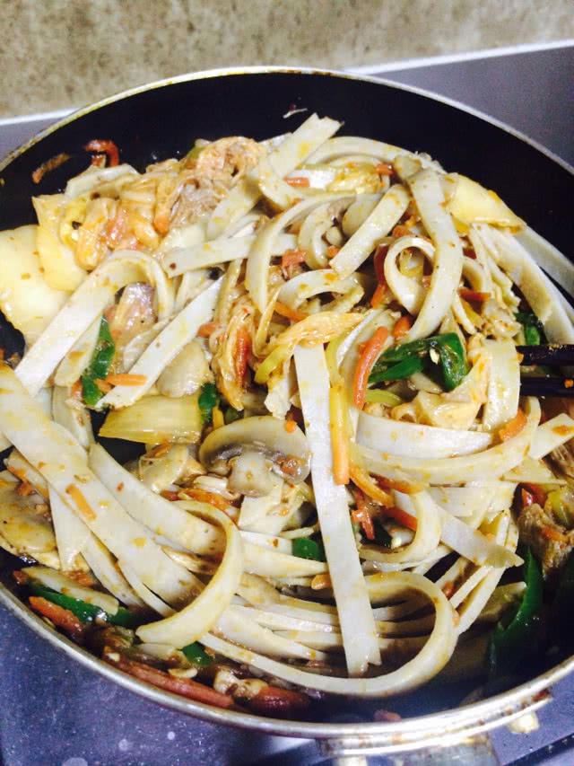 羊肉辣白菜炒莜面的做法图解5