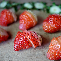 椰奶酒香草莓芝士杯（超快手呱呱杯）的做法图解2