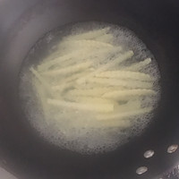凉拌狼牙土豆条的做法图解2