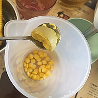 宝宝辅食之玉米蛋黄面的做法图解2