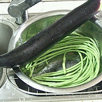 茄子炒豇豆的做法图解1