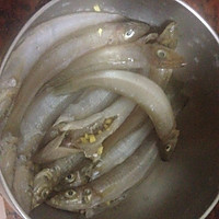 炸小白鱼的做法图解3