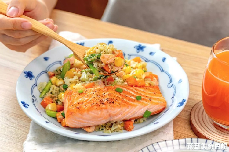 三文鱼时蔬菜花米炒饭｜低脂低卡的做法