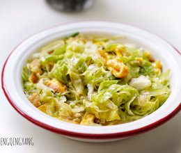 简单快手又下饭的包菜烩蛋皮的做法