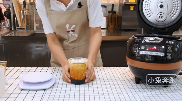 鹿角巷黑糖鹿丸鲜奶的做法——小兔奔跑奶茶教程