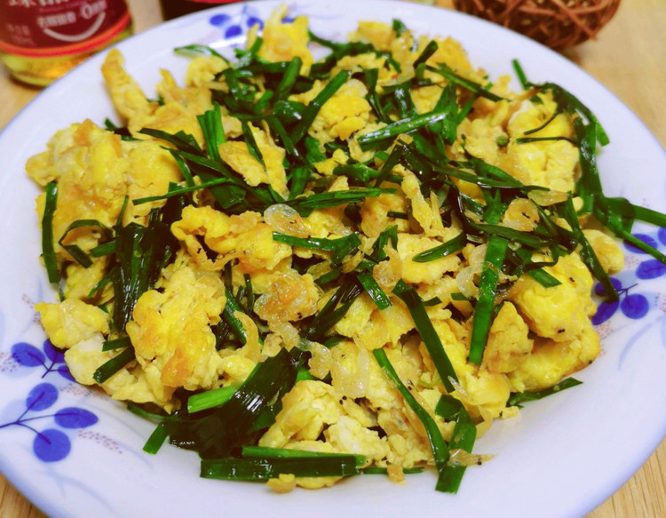 韭菜虾皮炒蛋的做法