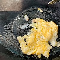 让孩子爱上胡萝卜，鸡蛋炒胡萝卜丝的做法图解4