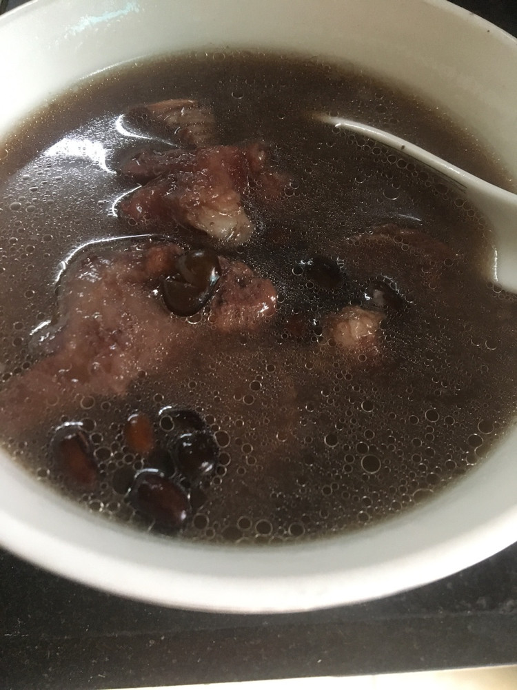 黑豆骨头汤的做法