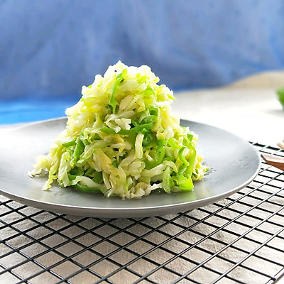 青椒炒牛心菜丝(开胃低脂减肥美食)