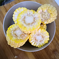 玉米排骨汤的做法图解2