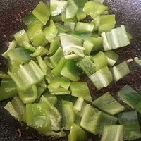 尖椒炒鸡丁的做法图解3