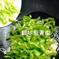 #换着花样吃早餐#猪肝孜然青椒夹馍。的做法图解2