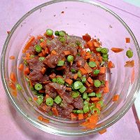 饺子皮烤肉蔬菜塔的做法图解3