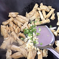 榨菜青椒炒豆腐干—乌江榨菜的做法图解3