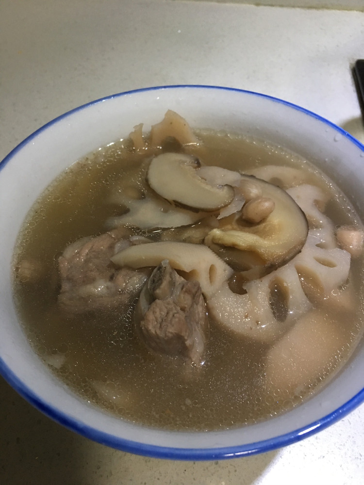 莲藕松茸排骨汤的做法