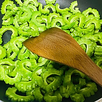 纯素干煸苦瓜的做法图解2