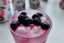 #玩心出道丨夏日DIY玩心潮饮挑战赛#桃桃蓝莓冰饮的做法