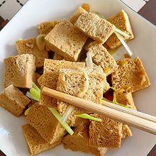 #食在幸福年 总有新花样# 葱烧冻豆腐，松软鲜香！
