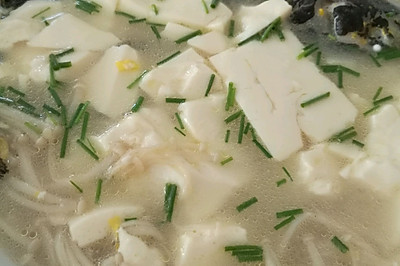 昂公鱼金针菇豆腐汤