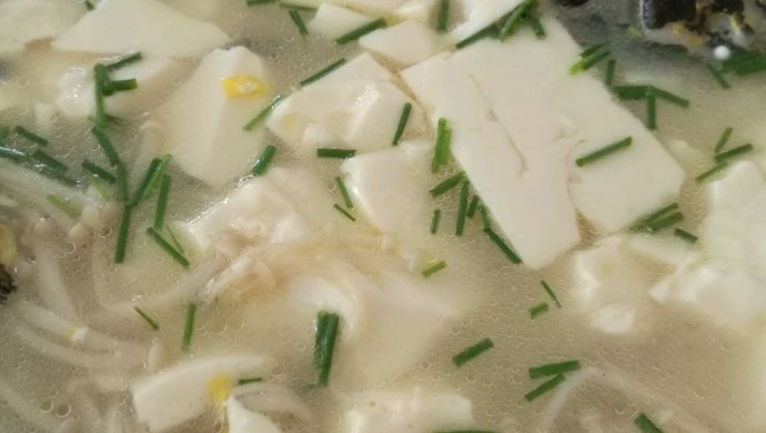 昂公鱼金针菇豆腐汤