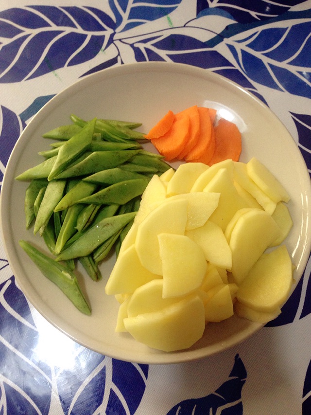 素炒土豆豆角（家常菜）的做法图解1