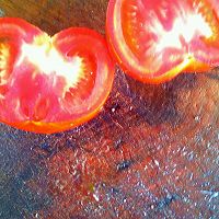 西红柿糖拌的做法图解1