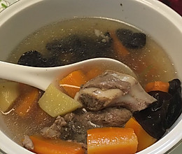 腔骨胡萝卜木耳汤的做法