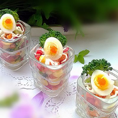 鱼子酱溏心鹌鹑蛋配蔬果沙拉