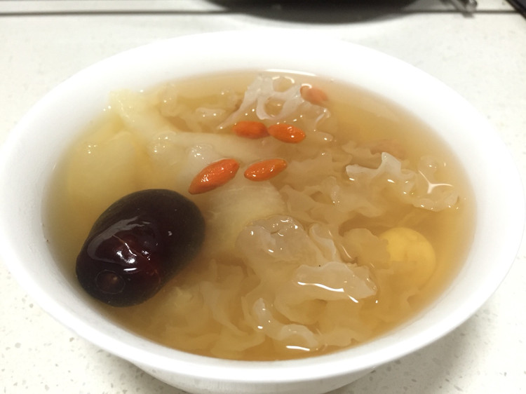 银耳红枣雪梨莲子汤的做法
