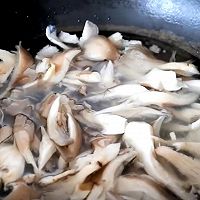 平菇不要直接炒了,加4个鸡蛋,这样做太香了,营养下饭又解馋!的做法图解4