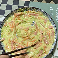 西葫鸡蛋火腿饼  苹果红枣小米粥的做法图解2