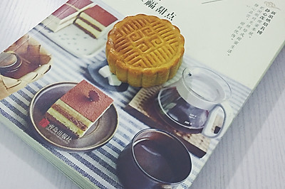 广式蛋黄莲蓉月饼