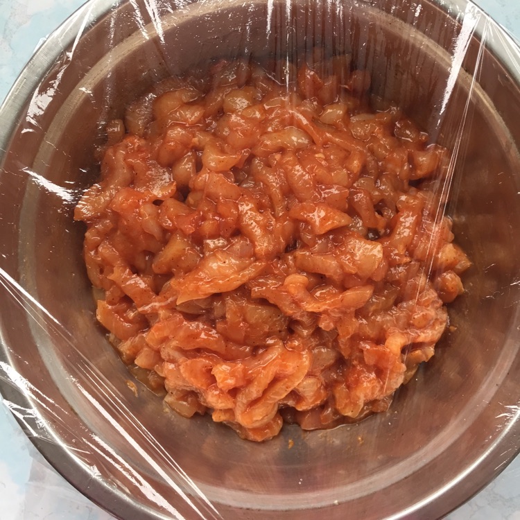 自制奥尔良鸡肉脆皮肠的做法图解5