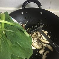 减肥菜谱四香菇炒油菜的做法图解5