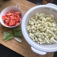 番茄炒花菜的做法图解1