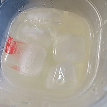 冰凉柠檬苏打水