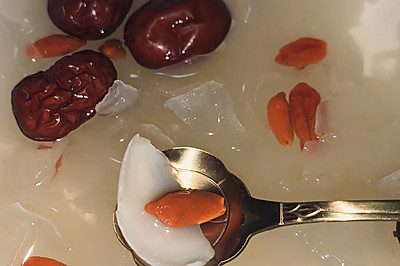 美容养颜汤：银耳莲子百合红枣枸杞大杂烩汤