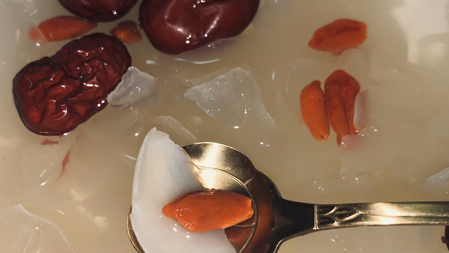 美容养颜汤：银耳莲子百合红枣枸杞大杂烩汤的做法